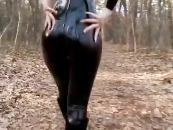 Mafunzo ya dada: wasilisha kwa muziki mgumu wa mkundu wa jogoo.