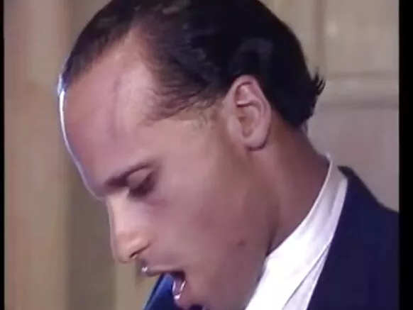 Kelly atoa blowjob, Trump anacharaza wanaume 2 wa Latino kwenye video ya kujitengenezea nyumbani.