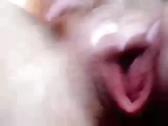 Blondes hucheza na vidole kwenye pussies zao na kufanya ngono ya bure ya mkundu kwenye gari.