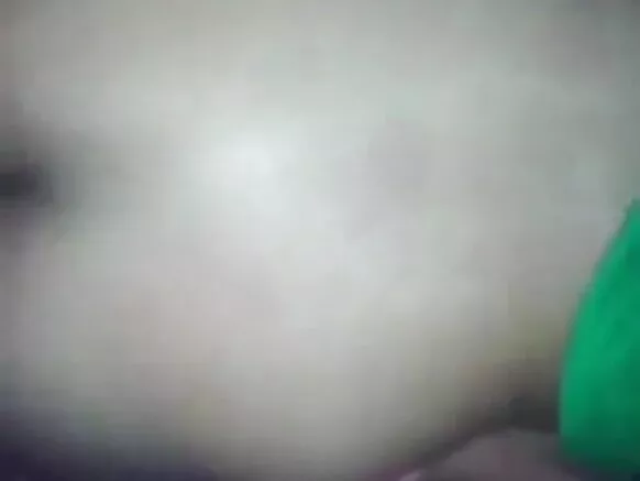 Jogoo mkubwa kamili katika mkundu halisi wa nyumbani.