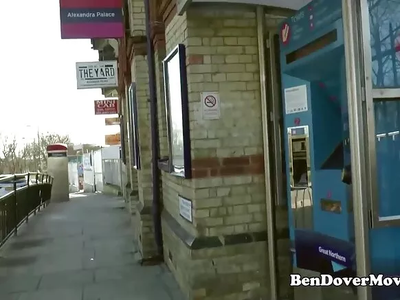 Kiingereza mkundu video, kukomaa milf gags kwa mdomo kwenye jogoo Ben Dovers.
