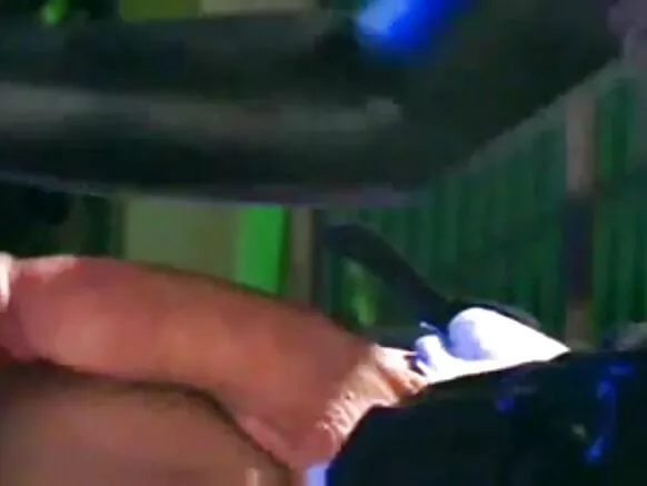 Audrey, afisa wa polisi, anal chungu katika video ya nyumbani, Kiholanzi katika sare.
