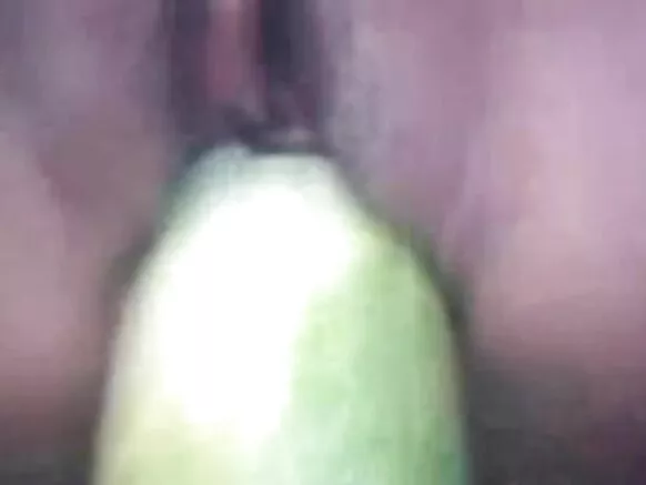 Mke wa chubby wa Kimalesia na tango, mkundu mgumu kwenye video ya nyumbani na.