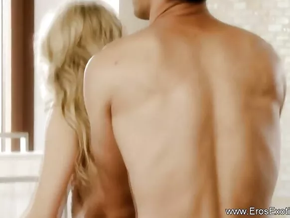 Ngono ya mkundu na blonde juu ya wapenzi wa mitindo.