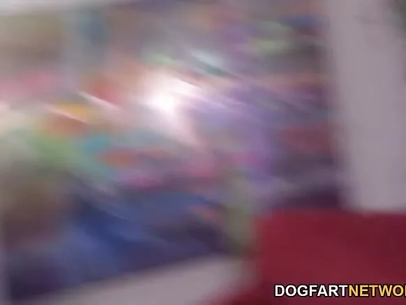 Savannah Fox anapata punda wake mkubwa kwenye video ya nyumbani.